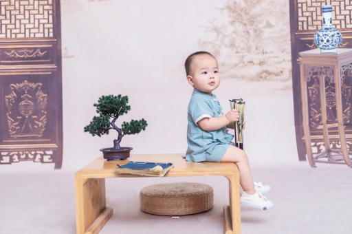 十堰宝宝边吃奶边挣扎烦躁